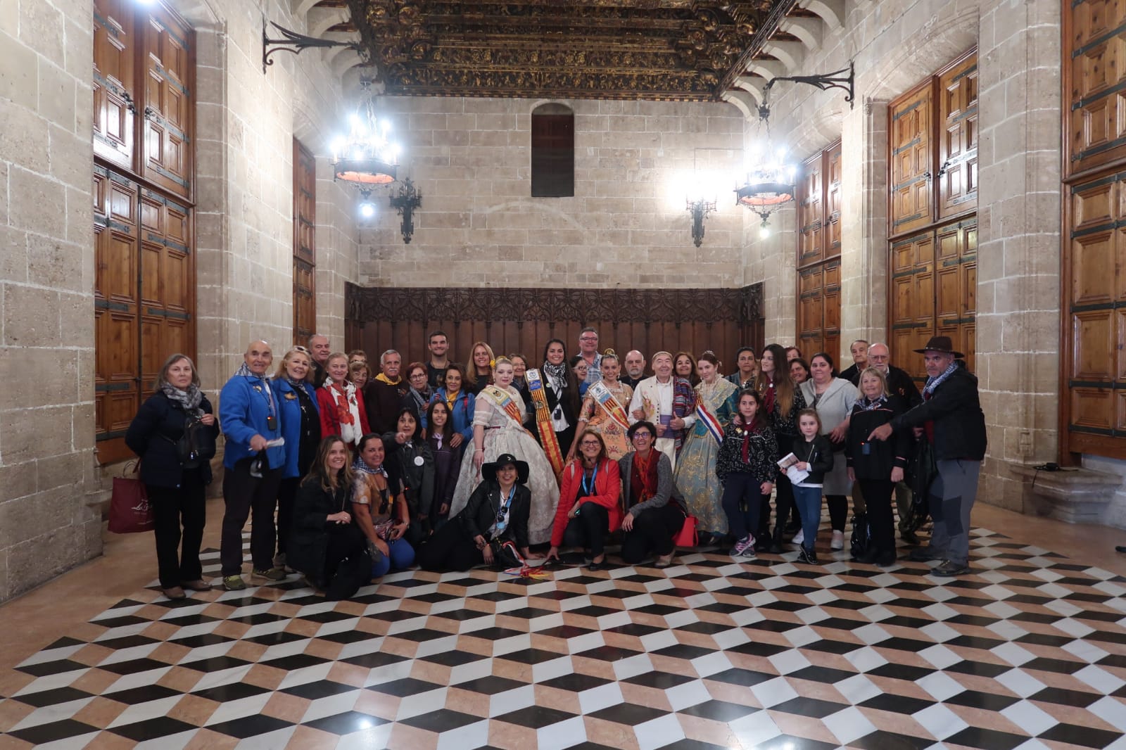 Més d'un centenar de representants dels Centres Valencians a l'Exterior visiten València durant les Falles de 2019